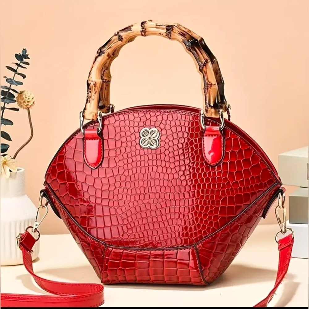 Elegant Red Crocodile Pattern Shoulder Bag